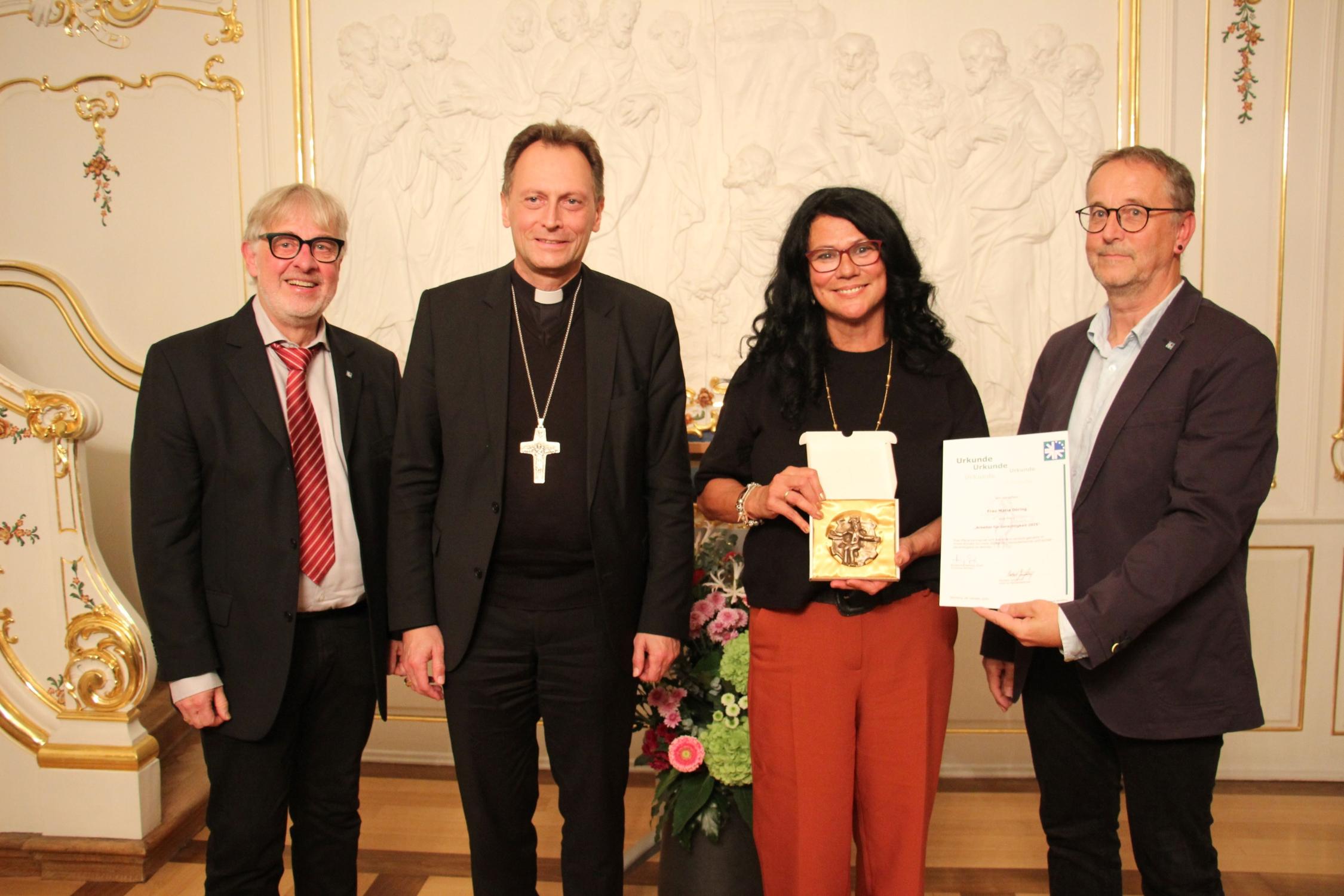 Mit der Preisträgerin Maria Döring (2.v.r.) freuten sich (v.l.) Norbert Jungkunz von der Arbeitnehmerpastoral, Erzbischof Herwig Gössl und Betriebsseelsorger Martin Plentinger.