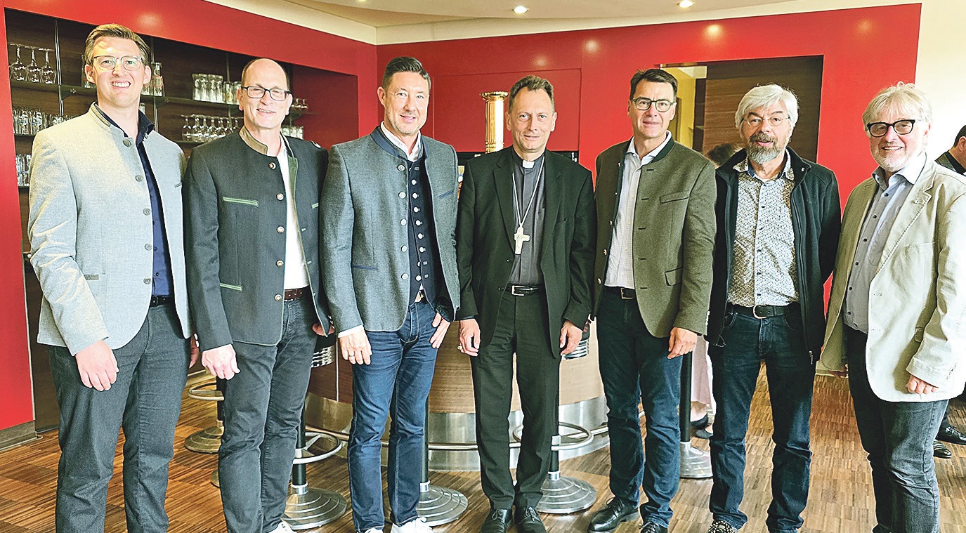 Gruppenbild nach dem Gedankenaustausch im „Kulmtreff“ mit (von links) Simon Esser (Leiter Technoligie und Qualitätssicherung Kulmbacher Gruppe), Florian Kirchner (Personalleiter), Mathias Keil (Vorstand Finanzen und Technik), Erzbischof Herwig Gössl, Dr. Jörg Lehmann (Vorstandssprecher), Pastoralreferent und Betriebsseelsorger Thomas Reich und Norbert Jungkunz (Leiter der Betriebsseelsorge im Erzbistum Bamberg).