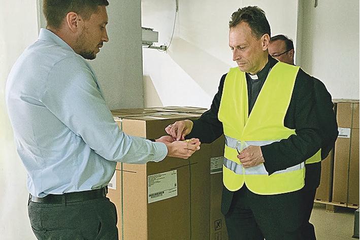 Beim Rundgang durch die Brauerei erfuhren Erzbischof Herwig Gössl und die Gäste aus dem Erzbistum viele interessante Details, auch zu den Zutaten, die zum Brauen benötigt werden.